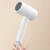سشوار مسافرتی 1600 وات میجیا مدل H101، موتور AC، وزن 500 گرم، دارای سری متمرکزکننده باریک با ویژگی صافکنندگی، حجمدهندگی، با قابلیت باد سرد